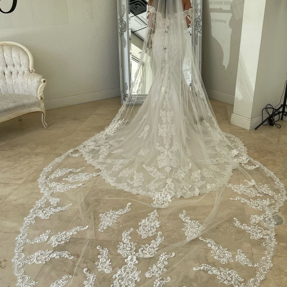 New Beautiful Wedding dress : size 12 in package .          Never used!